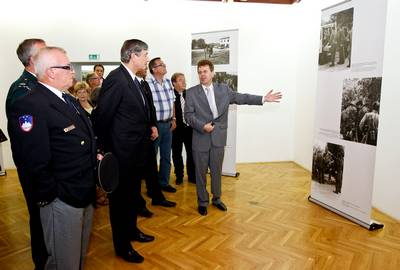 Predsednik republike dr. Danilo Türk si je ogledal fotografsko razstavo ob 20. obletnici osamosvojitve Slovenije z naslovom "Bil sem zraven – 25. območni štab Teritorialne obrambe in vojne enote Teritorialne obrambe v vojni leta 1991" (foto: Stanko Gruden/STA)