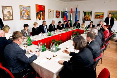 Predsednik Madžarske dr. Pál Schmitt in predsednik Republike Slovenije dr. Danilo Türk sta se srečala s predstavniki slovenske narodne skupnosti na Madžarskem (foto: Stanko Gruden/STA)
