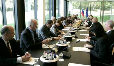 Predsednik republike dr. Danilo Türk je priredil posvet o nadaljevanju okoljevarstvenih aktivnosti projekta Očistimo Slovenijo v enem dnevu, na katerem so sodelovali organizatorji projekta (foto: Tina Kosec/STA)