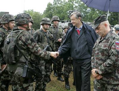 Predsednik republike in vrhovni poveljnik obrambnih sil dr. Danilo Türk si je ogledal usposabljanje pripadnikov 14. slovenskega kontingenta pred napotitvijo v mednarodno operacijo sil ISAF v Afganistanu (foto: Tina Kosec/STA)