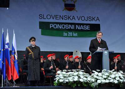 Predsednik republike in vrhovni poveljnik obrambnih sil dr. Danilo Türk se je udeležil osrednje slovesnosti ob dnevu Slovenske vojske "20 let delovanja vojske v samostojni Sloveniji" (foto: Tamino Petelinšek/STA)