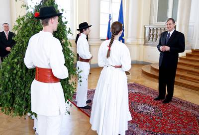 Predsednik republike dr. Danilo Türk je tradicionalno sprejel Zelenega Jurija ter glasbenike in plesalce iz Bele Krajine in sosednje Hrvaške (foto: Stanko Gruden/STA)