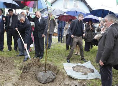 Predsednik republike dr. Danilo Türk je odprl sadni vrt, kjer je posadil spominsko jablano (foto: Tina Kosec/STA)