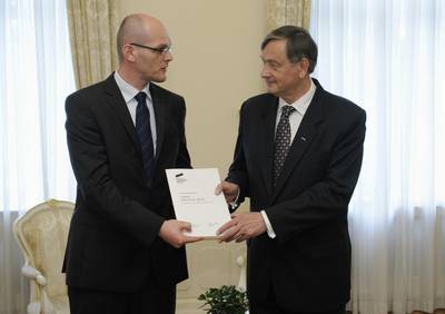 Predsednik republike dr. Danilo Türk je sprejel predsednika Komisije za preprečevanje korupcije mag. Gorana Klemenčiča ter namestnika predsednika Komisije za preprečevanje korupcije Roka Praprotnika in dr. Liljano Selinšek, ki so mu predali letno poročilo komisije za leto 2010 (foto: Nebojša Tejić/STA)