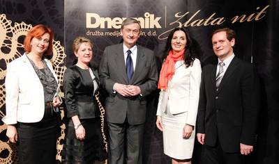 Predsednik republike dr. Danilo Türk s predstavniki najboljših zaposlovalcev v letu 2011 po izboru projekta Zlata nit - mag. Jernejo Kamnikar iz Viva, Sonjo Gole iz Adrie Mobil, Biljano Weber iz Microsofta in dr. Borisom Dularjem iz Krke (foto: Stanko Gruden/STA)