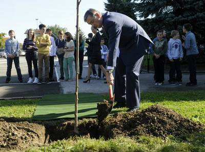 Predsednik republike dr. Danilo Türk je ob 140. obletnici Osnovne šole Ludvika Pliberška Maribor posadil jubilejno drevo (foto: Nebojša Tejić/STA)