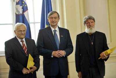Predsednik republike dr. Danilo Türk je z Zlatim redom za zasluge odlikoval prof. dr. Jožeta Trontlja in Pedra Opeko (FA BOBO)