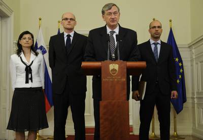 Predsednik republike dr. Danilo Türk je sprejel predsednika Komisije za preprečevanje korupcije mag. Gorana Klemenčiča ter namestnika predsednika Komisije za preprečevanje korupcije Roka Praprotnika in dr. Liljano Selinšek, ki so mu predali letno poročilo komisije za leto 2010 (foto: Nebojša Tejić/STA)