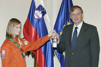 Predsednik republike dr. Danilo Türk je sprejel slovenske skavte in tabornike, ki so mu izročili plamen Luči miru iz Betlehema (foto: Tina Kosec/STA)