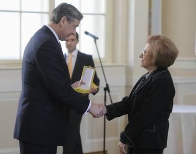 Predsednik republike dr. Danilo Türk je z Zlatim redom za zasluge odlikoval Eriko Fürst (foto: Nebojša Tejić/STA)