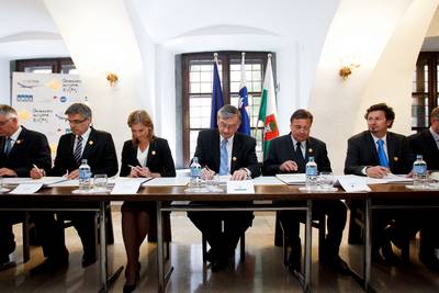 Podpis svečane zaveze "Desetletje za večjo varnost na cestah 2011–2020" (foto: Stanko Gruden/STA)