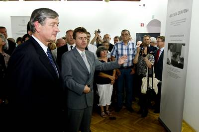 Predsednik republike dr. Danilo Türk si je ogledal fotografsko razstavo ob 20. obletnici osamosvojitve Slovenije z naslovom "Bil sem zraven – 25. območni štab Teritorialne obrambe in vojne enote Teritorialne obrambe v vojni leta 1991" (foto: Stanko Gruden/STA)