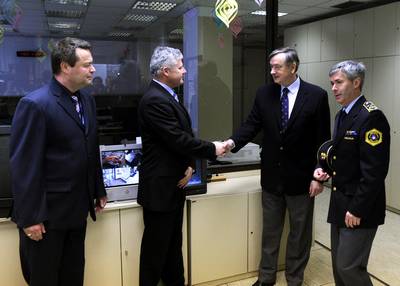 Predsednik republike dr. Danilo Türk je obiskal Operativno-komunikacijski center Uprave za policijske specialnosti Generalne policijske uprave (foto: Tamino Petelinšek/STA)