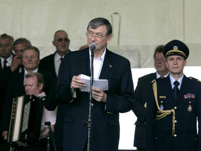 Predsednik dr. Danilo Türk se je udeležil spominske slovesnosti ob 65. obletnici preboja Šlandrove in Zidanškove brigade ter IV. bataljona VDV iz obkolitvenega obroča na Menini planini ter ob drugih pomembnih obletnicah enot IV. operativne cone (foto: Tina Kosec/STA)