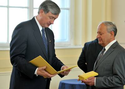 Predsednik republike dr. Danilo Türk je z Zlatim redom za zasluge odlikoval Petra Kovačiča Peršina (foto: Tamino Petelinšek/STA)