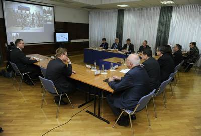 Predsednik republike in vrhovni poveljnik obrambnih sil dr. Danilo Türk je s pomočjo videokonference nagovoril pripadnike Slovenske vojske v mednarodnih operacijah in misijah ter na vojaških predstavništvih v tujini (foto: Nebojša Tejić/STA)