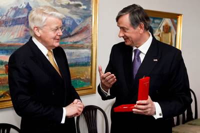 Predsednik Republike Slovenije dr. Danilo Türk in predsednik Republike Islandije dr. Ólafur Ragnar Grímsson sta drug drugemu podelila najvišji državni odlikovanji (foto: Stanko Gruden/STA)