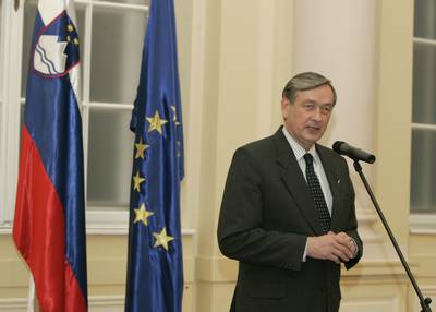Predsednik republike in vrhovni poveljnik obrambnih sil dr. Danilo Türk je priredil tradicionalni sprejem za pripadnike obrambno-varnostnih sil, sil zaščite in reševanja ter predstavnike veteranskih in domoljubnih organizacij (foto: Tina Kosec/STA)