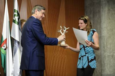 Predsednik republike dr. Danilo Türk je razglasil zmagovalca letošnje akcije Zemljo so nam posodili otroci, društvo Ekologi brez meja in Petro Matos (foto: Nebojša Tejić/STA)