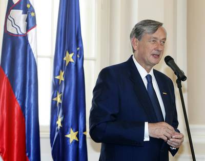 Predsednik republike dr. Danilo Türk je z Zlatim redom za zasluge odlikoval Gorsko reševalno zvezo Slovenije in Ernesta Eöryja, z Redom za zasluge pa je odlikoval Anito Ogulin (foto: Tina Kosec/STA)