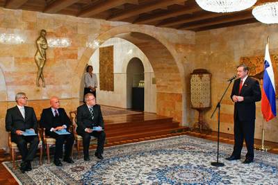 Predsednik republike dr. Danilo Türk je z Redom za zasluge odlikoval dr. Franca Hebra, Boruta Simona Pogačnika in dr. Nada Vodopijo (foto: Stanko Gruden/STA)