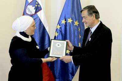 Predstavnici ženskega združenja Zemzem sta ob 17. obletnici genocida v Srebrenici predsedniku republike dr. Danilu Türku podelili simbol Srebrenice v spomin na žrtve genocida (foto: Daniel Novakovič/STA)