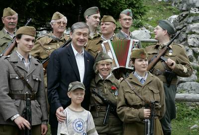 Predsednik dr. Danilo Türk se je udeležil spominske slovesnosti ob 65. obletnici preboja Šlandrove in Zidanškove brigade ter IV. bataljona VDV iz obkolitvenega obroča na Menini planini ter ob drugih pomembnih obletnicah enot IV. operativne cone (foto: Tina Kosec/STA)