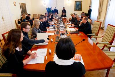 Predsednik republike dr. Danilo Türk je organiziral pogovor o problematiki zaposlovanja mladih, na katerem so sodelovali predstavniki mladinskih, študentskih in dijaških organizacij ter državnih institucij (foto: Stanko Gruden/STA)