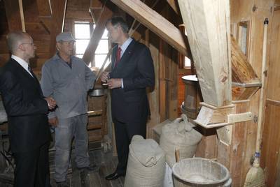 Predsednik republike dr. Danilo Türk in župan Občine Beltinci dr. Matej Gomboši sta obiskala Plavajoči mlin na Muri (foto: Tina Kosec/STA)