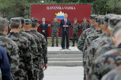 Predsednik republike dr. Danilo Türk je vročil odlikovanje Zlati red za zasluge Šoli za podčastnike Andrej Komel plemeniti – Sočebran (foto: Daniel Novakovič/STA) 