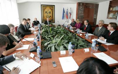 Predsednik republike dr. Danilo Türk je imel pogovor s predstavniki koroških centrov za socialno delo o socialnih razmerah v regiji (foto: Tina Kosec/STA)
