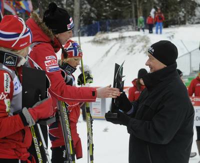 Predsednik republike dr. Danilo Türk je podelil pokale zmagovalkam ženskega teka na smučeh na 10 km v klasični tehniki (foto: Nebojša Tejić/STA)