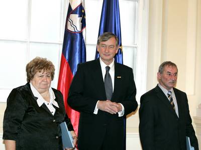 Predsednik republike dr. Danilo Türk je z Redom za zasluge odlikoval Mário Pozsonec in Zvezo Slovencev na Madžarskem (foto: Tina Kosec/STA)