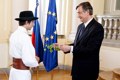 Predsednik republike dr. Danilo Türk je tradicionalno sprejel Zelenega Jurija ter glasbenike in plesalce iz Bele Krajine in sosednje Hrvaške (foto: Stanko Gruden/STA)