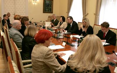 Predsednik dr. Danilo Türk je sprejel vodje državnih presejalnih programov DORA, ZORA in SVIT, predstavnike Ministrstva za zdravje, onkološkega inštituta in slovenskih društev, ki delujejo na področju boja proti raku (foto: Tina Kosec/STA)