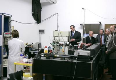 Predsednik republike dr. Danilo Türk je obiskal Univerzo v Novi Gorici, kjer si je ogledal laserski laboratorij (foto: Tina Kosec/STA)