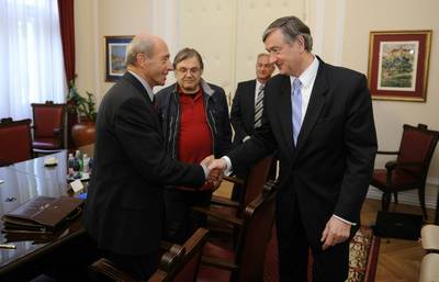 Predsednik dr. Danilo Türk je organiziral pogovor o projektu Pot miru od Alp do Jadrana, na katerem so sodelovali predstavniki Vlade Republike Slovenije, Fundacije Poti miru v Posočju in Društva za negovanje rodoljubnih tradicij TIGR Primorske (foto: Foto: Nebojša Tejić/STA)