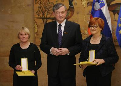 Predsednik republike dr. Danilo Türk je z Zlatim redom za zasluge odlikoval Društvo Bralna značka Slovenije – ZPMS ter IEDC – Poslovno šolo Bled (foto: Nebojša Tejić/STA)