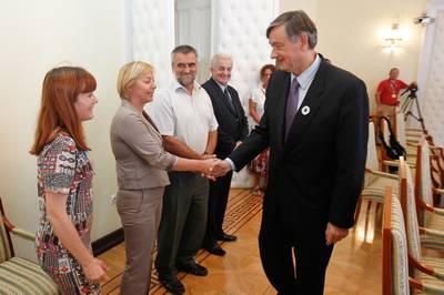 Predsednik republike dr. Danilo Türk je sprejel predstavnike Rdečega križa Slovenije, Slovenske karitas, Nacionalnega foruma humanitarnih organizacij Slovenije in Zveze prijateljev mladine Slovenije, s katerimi se bo pogovarjal o aktivnostih na področju socialnih programov in humanitarnih dejavnosti (foto: Stanko Gruden/STA)