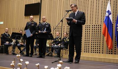 Predsednik republike dr. Danilo Türk je z Redom za zasluge odlikoval Gasilsko zvezo Slovenije (foto: Nebojša Tejić/STA)