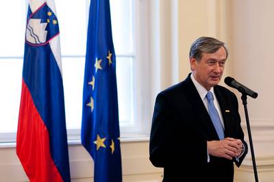 Predsednik republike dr. Danilo Türk je z Redom za zasluge odlikoval Zvezo delovnih invalidov Slovenije, mag. Martina Totha in dr. Josipa Miloša Turka (foto: Stanko Gruden/STA)