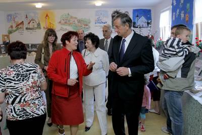 Predsednik republike dr. Danilo Türk in soproga Barbara Miklič Türk sta se v Vačah udeležila jubilejne prireditve 20. Vaški dan (Foto: Danijel Novakovič/STA)