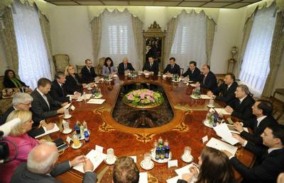 Plenarni pogovori med delegacijama Republike Slovenije in Republike Azerbajdžan pod vodstvom obeh predsednikov (foto: Nebojša Tejić/STA)