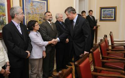 Predsednik dr. Danilo Türk je sprejel predstavnike Rdečega križa Slovenije, Slovenske karitas in Nacionalnega foruma humanitarnih organizacij Slovenije, s katerimi se je pogovarjal o aktivnostih na področju socialnih programov in humanitarnih dejavnosti (foto: Nebojša Tejić/STA)