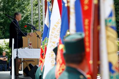 Predsednik republike in vrhovni poveljnik obrambnih sil dr. Danilo Türk se je udeležil slovesnosti ob podelitvi spominskih znakov enotam 55. območnega štaba teritorialne obrambe Domžale (foto: Stanko Gruden/STA)