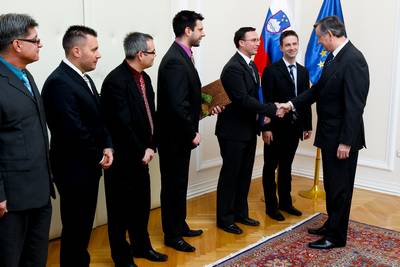 Predsednik republike dr. Danilo Türk je sprejel motoriste reševalce nujne medicinske pomoči, slovenske udeležence 2. mednarodne konference reševalcev motoristov v Mariboru (foto: Stanko Gruden/STA)
