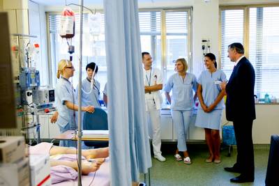 Predsednik republike dr. Danilo Türk je obiskal Univerzitetni klinični center Ljubljana, kjer si je ogledal urgentno travmatološko ambulanto, internistično prvo pomoč in enoti za intenzivno interno medicino (foto: Stanko Gruden/STA)