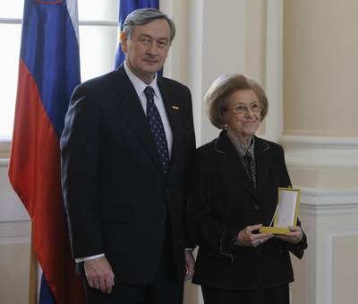 Predsednik republike dr. Danilo Türk je z Zlatim redom za zasluge odlikoval Eriko Fürst (foto: Nebojša Tejić/STA)