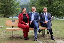 Presidents Pahor and Jóhannesson set up a bench by Lake Bohinj to honour the friendship between Slovenia and Iceland