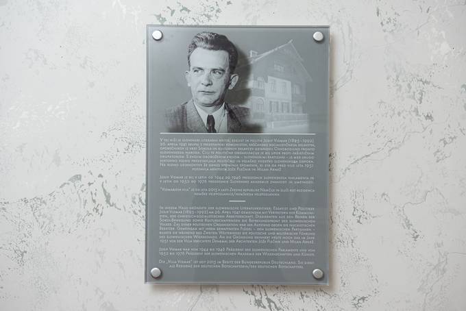 President Pahor unveils the memorial plaque at Vidmar’s villa where, 80 years ago today, the Liberation Front was founded